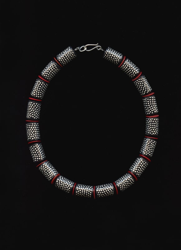 Halskette, schwarz, weiß gepunktet, mit roten Pailetten